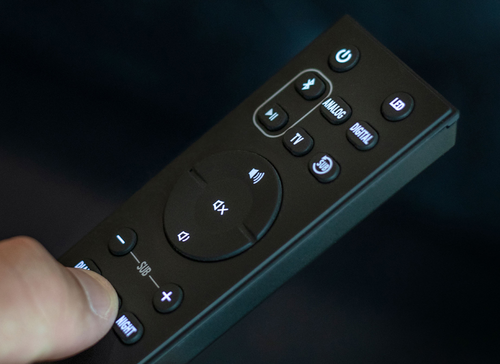 Điều khiển Klipsch Cinema 600 từ xa một cách dễ dàng với remote trên tay
