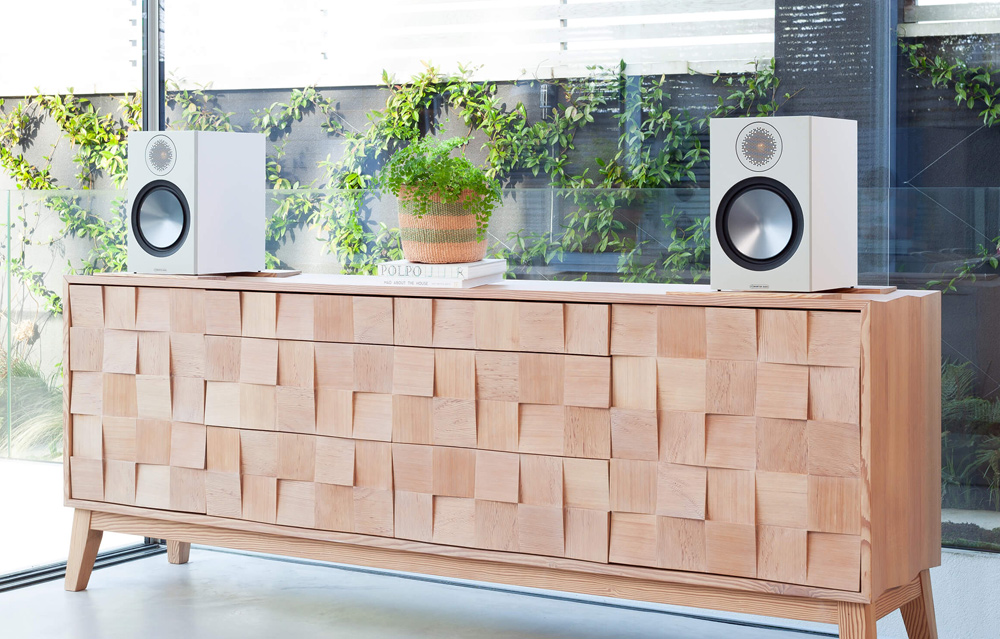 Monitor Audio Bronze 100 có thiết kế sang trọng, lịch lãm làm tăng vẻ đẹp không gian nhà bạn