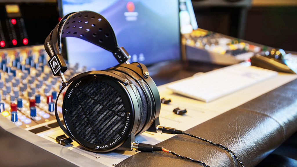 Audeze LCD-X: Tai nghe đặc biệt dành cho người sành âm thanh