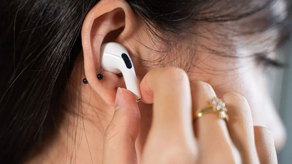 Tại sao tính năng trợ thính của tai nghe Apple AirPods lại là một bước ngoặt