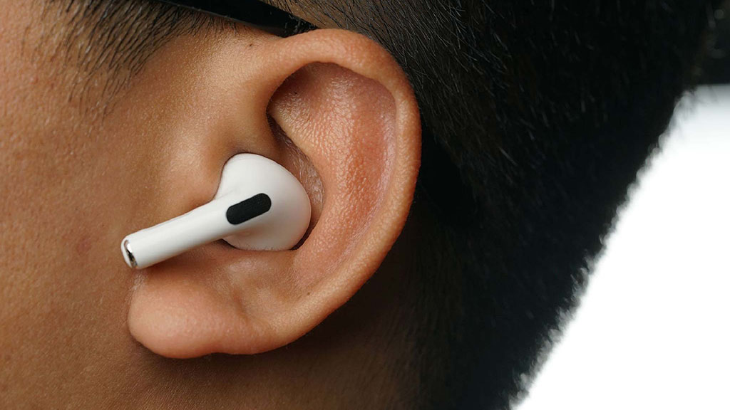 Tại sao tính năng trợ thính của tai nghe Apple AirPods lại là một bước ngoặt