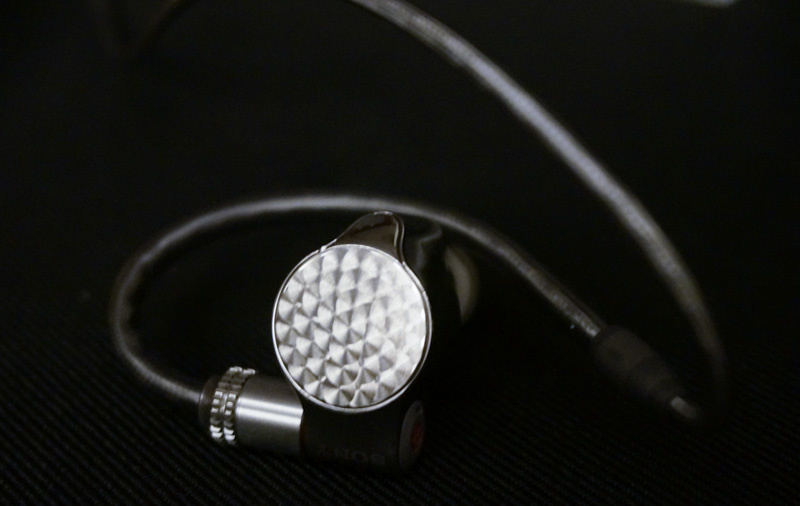 Sony tung ra mẫu tai nghe in-ear đầu bảng IER-Z1R, trang bị 3 driver, giá 54 triệu đồng