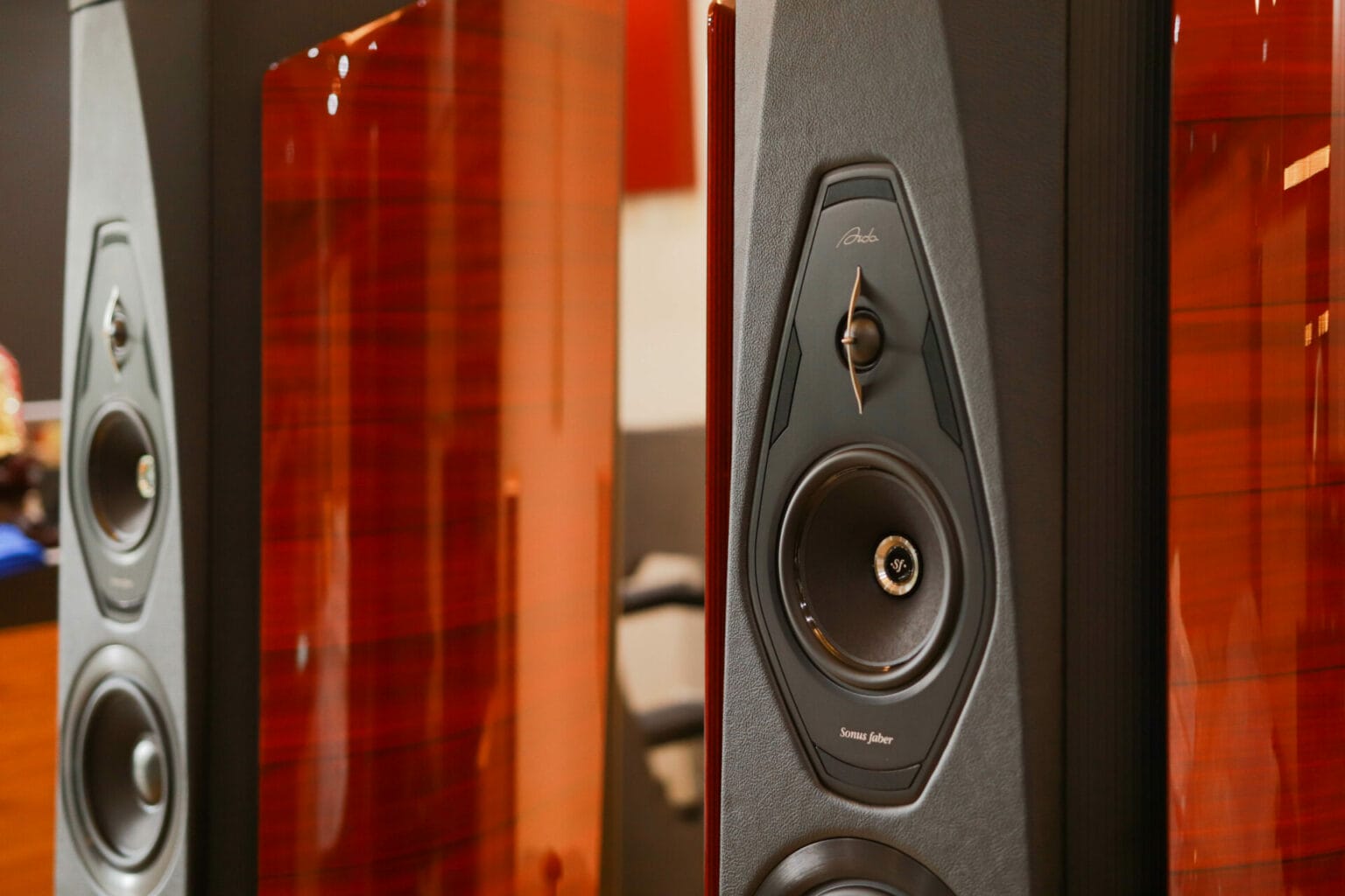 Sonus faber Aida II SE (Poltrona Frau) phiên bản màu Đỏ đã có mặt tại Việt Nam